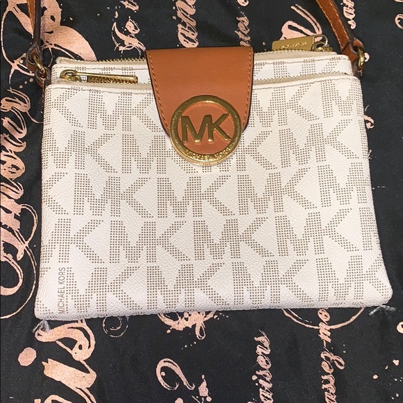 Handbags - Michael Kors Signature Shoulder Crossbody Bag